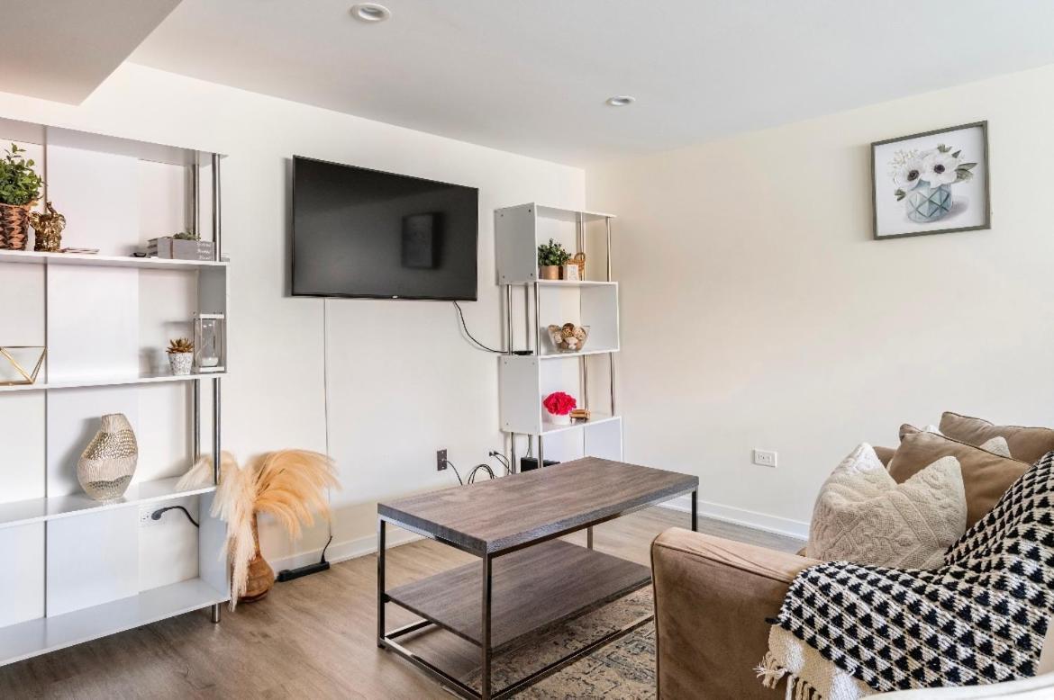 Cozy 2 Brm Apartment Mins Away From United Center Чикаго Экстерьер фото