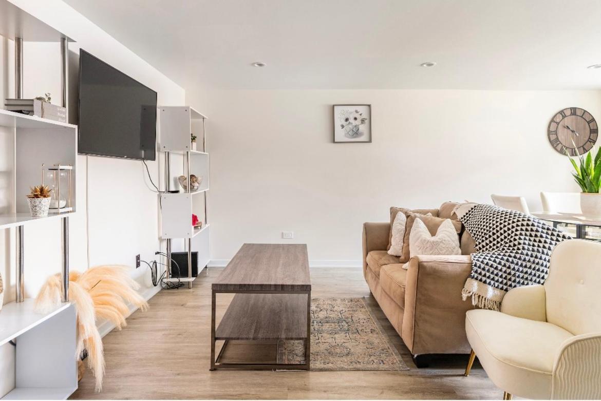 Cozy 2 Brm Apartment Mins Away From United Center Чикаго Экстерьер фото